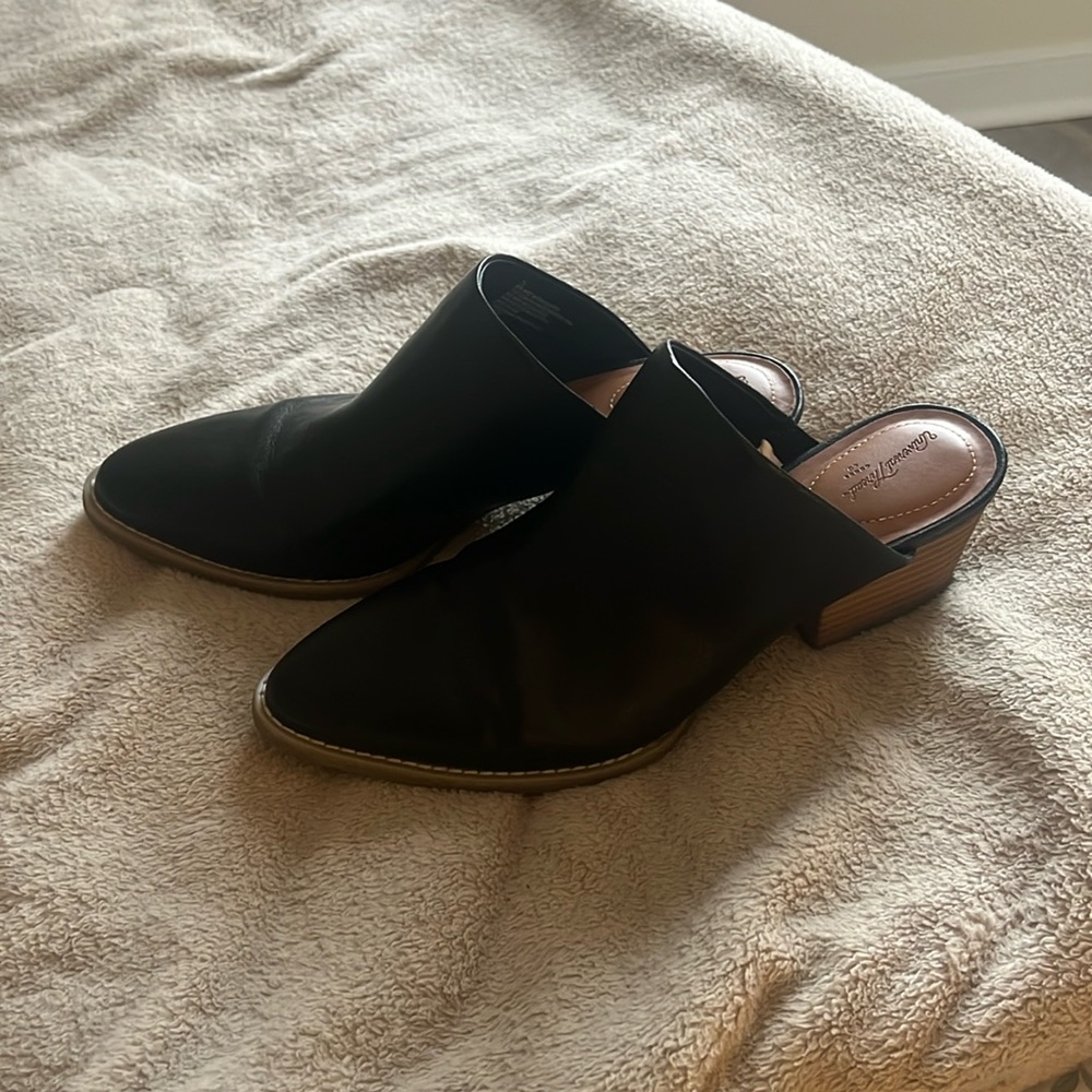 Universal Thread Black mules